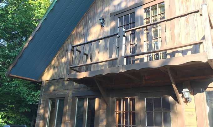 Val-des-Monts House | A Log House In The Heart Of Nature