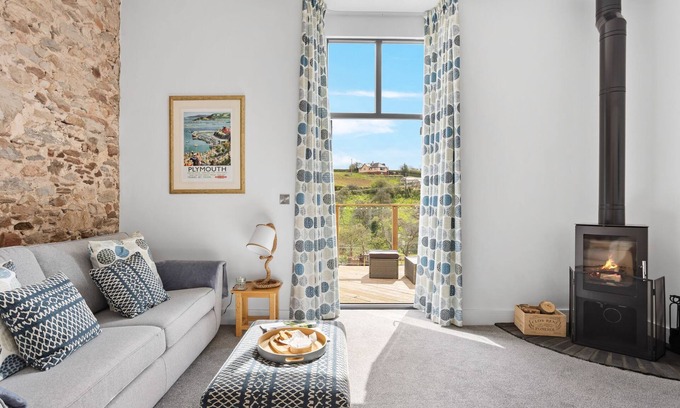 Paignton Apartment | A lovely 4 bedroom barn conversion with garden and hot tub close to Torbay's beaches, Brixham, Stoke
