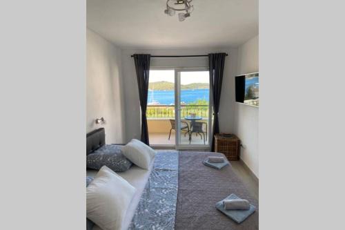 Vis Apartment | A lovely and cozy room with a breathtaking view 2