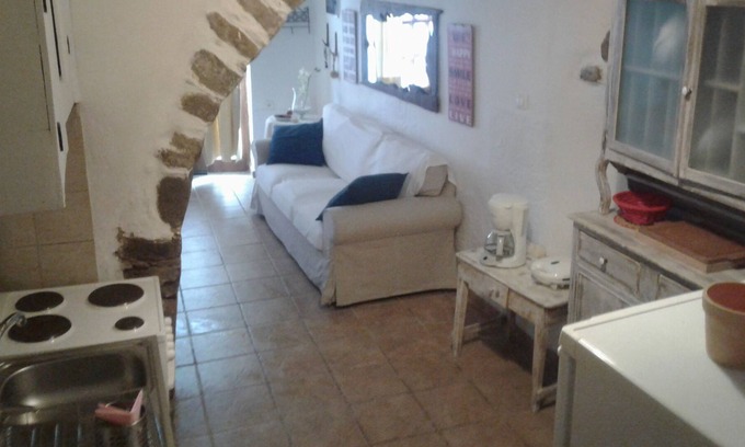 Lefkogeia House | A lovely nest set in an alley of Lefkogia village, 2km away from 4 beaches!