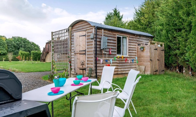 Abbess Roding Cottage | A lovely shepherd’s hut set in a quiet secluded part of the owner’s land.
