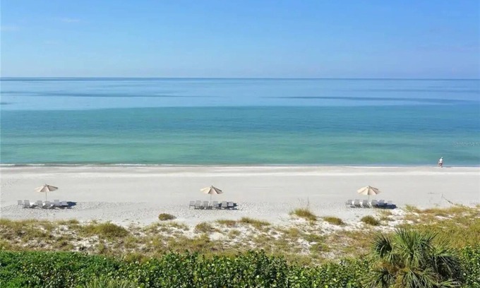 Longboat Key Condo | A Lush + Tropical Beachside Sanctuaryn2BR/2BA Condo w/Fully Equipped Kitchen