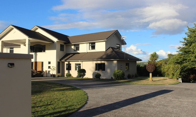 Rangatira Park Apartment | A luxurious 2 bed 2 bathroom studio with dining/living/ kitchen and river views