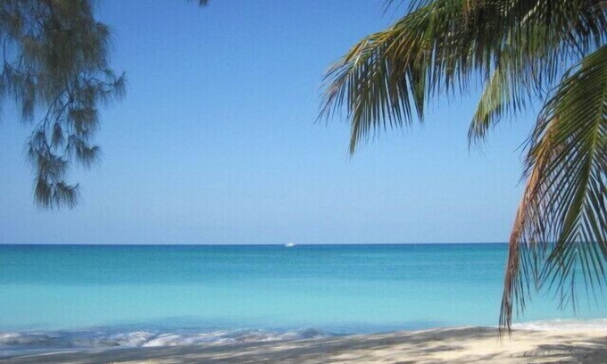 Seven Mile Beach Condo | A luxurious ground level condo within steps of the BEST part of 7 Mile Beach