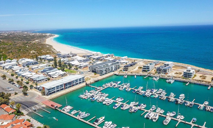 Mindarie Apartment | A luxury beachfront prom retreat