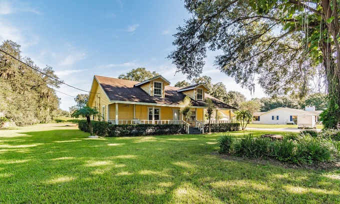 Plant City House | A mix of country & modern flair right off of the interstate
