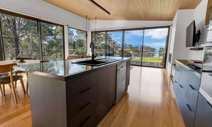 Forge Creek House | A modern and exquisitely decorated studio perched atop the serene shoreline