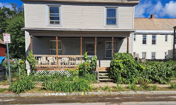 Schenectady House | A modern and homely home . beautiful parlor bright ooasis self check in Wifi.