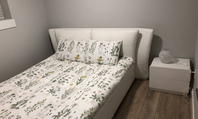 White Rock House | A - Modern Cozy Room w Private Entrance & Washroom