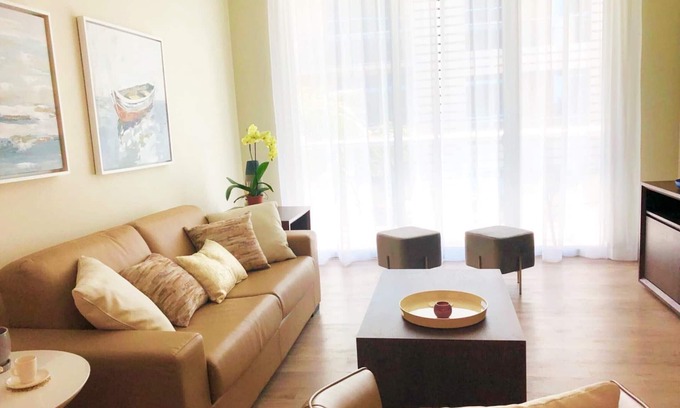 Hollywood Lakes Apartment | A modern style, freshly, large beachfront apartment in the middle of the action