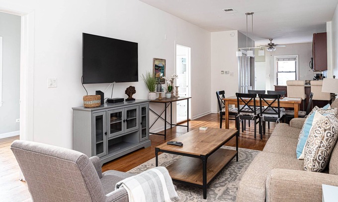 Park West Apartment | A Peaceful 2BR Lincoln Park Coach House - FREE PARKING