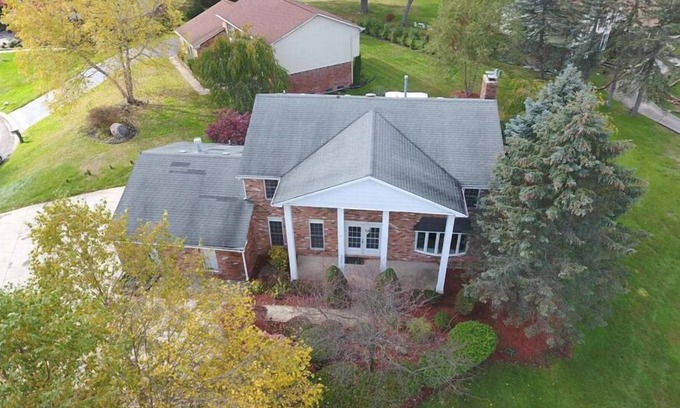 West Bloomfield House | A peaceful golf and lake community.