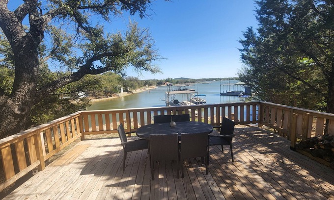 Graham House | A peaceful, quiet retreat in Elm Creek Cove
