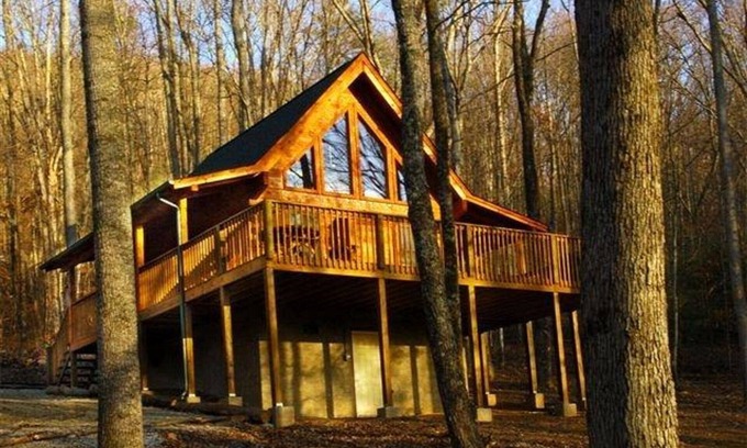 Gatlinburg - Pigeon Forge Cabin | "A PEACEFUL RETREAT" , 2 miles from entrance of Beautiful " FootHills Parkway",