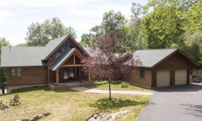 Hudson Cabin | A peaceful stay at the Timber Castle - 10 minutes from downtown
