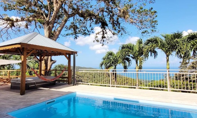 Cafeiere Apartment | A Perle de vue - Appartement de charme Piscine & spa avec vues mer & forêt