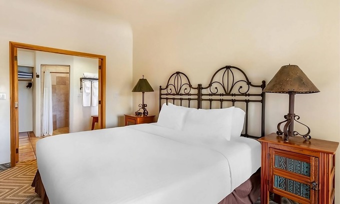 Cave Creek Hotel | A Place You'll Surely Enjoy! Outdoor Pool, Full Kitchen, Free Parking!
