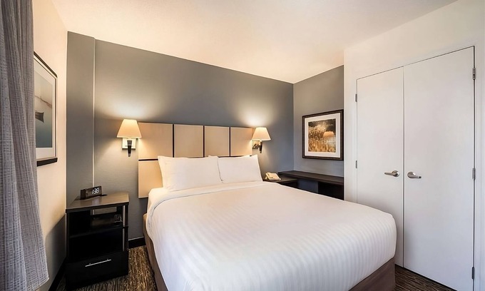 Waukegan Resort | A Place You'll Surely Enjoy! 3 Comfortable Units, Pet-friendly, Full Kitchen!