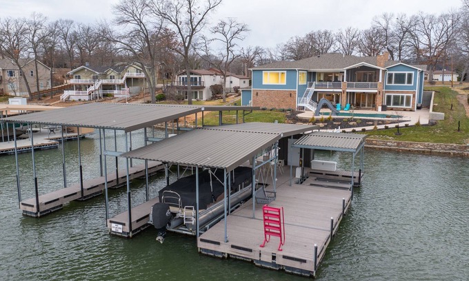 Osage Beach House | A PRIME location, Large 5Bd 4.5 Ba Home in the heart of OSAGE BEACH; pool & dock