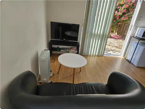 Unsworth Heights Apartment | a private and sunny unit in the middle of north shore