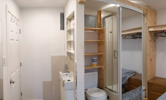 Richmond Hill Apartment | A Private Room 3B in the basement