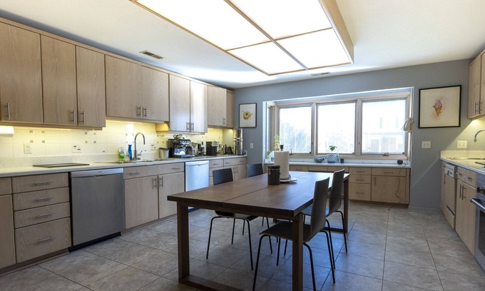 St. Louis House | A Rare Mid-Century Artist Retreat For Large Groups & Reunions