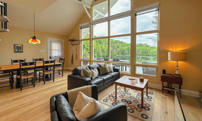 Les Pays-d'en-Haut Regional County Municipality Ski Chalet | A relaxing chalet facing a sparkling lake