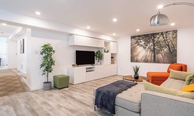 Brantford Apartment | A+ Remote Work Friendly w/ King Bed, Monthly Stays