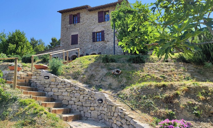 Assisi Villa | A residence in an old farmhouse with spectacular swimming pool in a large park.
