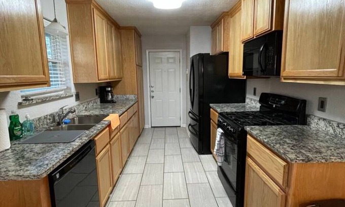 Killeen House | A Restful Cottage - 3 BDR 2 BTH Home of Killeen
