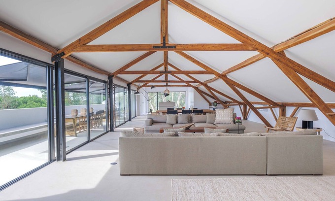 Castelo House | A serene escape between Lisbon and Comporta, close to paradise beaches.