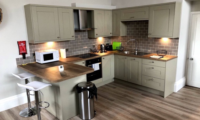 Newbury Apartment | A spacious 1 bedroom in an historic building (1LIT)