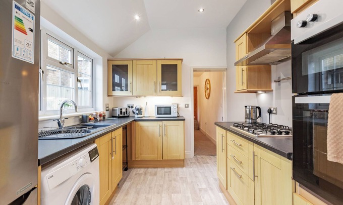 Sittingbourne House | A spacious cottage-styled house with 4 bedrooms located in Sittingbourne
