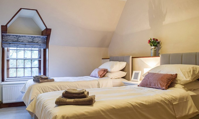 Middleton Cheney Cottage | A spacious country retreat surrounded by open fields and miles of footpaths from the doorstep.