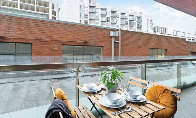 Carlton South Apartment | A Spacious & Cozy 2BR Apt Near Melbourne Uni