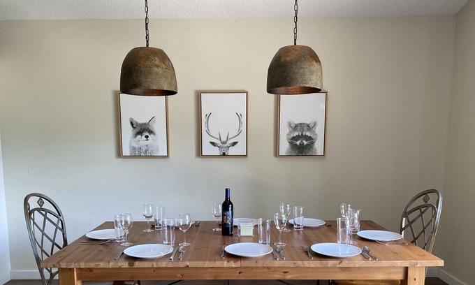 Avinger House | A spacious getaway near the lake for you and your tribe.