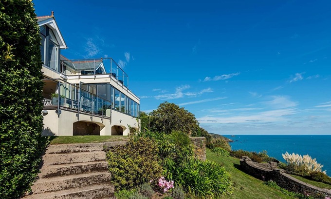 Stoke Fleming House | A spectacular cliff top house with amazing sea views and close to the beach.