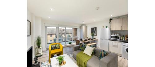 Leyton Apartment | A Splash of Color: Spacious & Funky 3-BR Flat