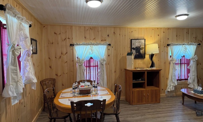Alexandria Bay House | A Stay At The Bay-A Charming 3-bedroom house in lovely Alexandria Bay WiFi, AC