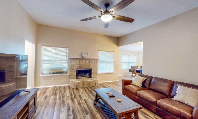 Azle House | A Stroll to the Lake