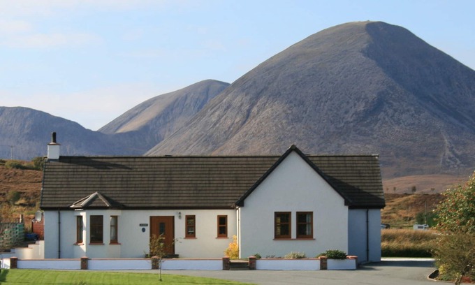 Broadford Cottage | A stunning bungalow (STB 5 star) close to local amenities and pubs.