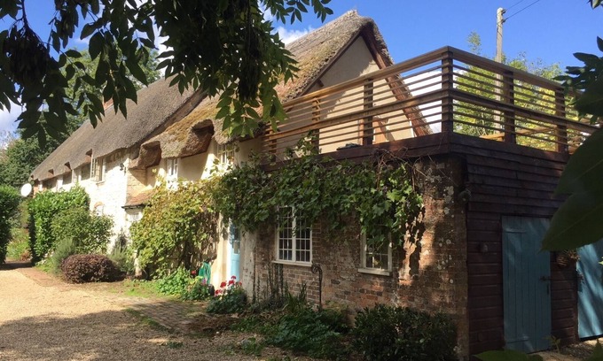 Holworth Cottage | A Stunning Dorset Thatched Cottage - Dog Friendly with Private Hot Tub