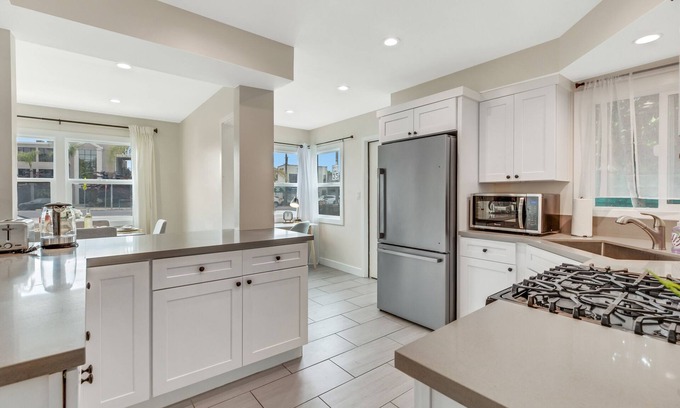 Old Towne House | A Stunning Naples Beauty cottage 2 mins 2 the sand