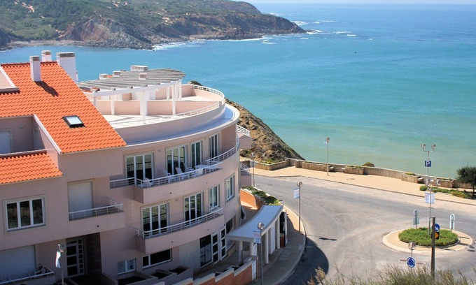 Sao Martinho do Porto Apartment | A Stylish Two Bedroom Apartment On Headland Of Sao Martinho Do Porto