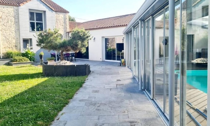 Aigrefeuille-sur-Maine Apartment | A swimming pool in the vineyard!