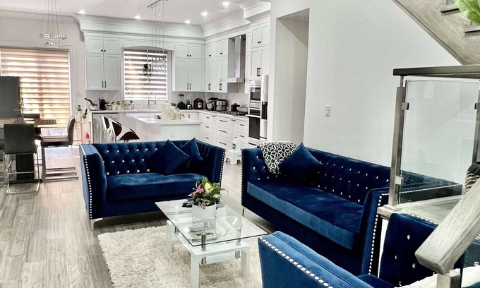 Clairlea - Birchmount House | A tasteful Brand New House - 10 Minutes to Bluffs beach.