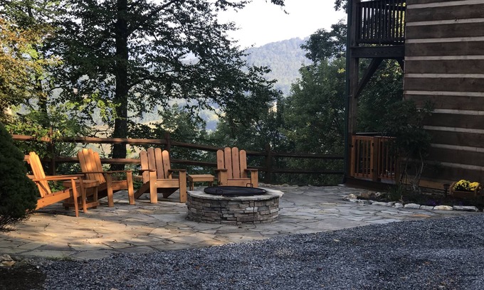 Boone Cabin | A three beds apartment, outside of Boone overlooking the New River.
