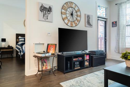 Sobro Apartment | A Touch of Bleu - 1 Bdr Condo, free parking