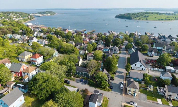 Lunenburg House | A Traveller's authentic Old Town retreat .