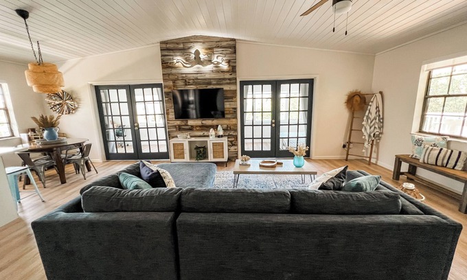 Cutthroat Harbor Estates House | A true waterfront oasis.nRelax and enjoy your stay with the whole family!